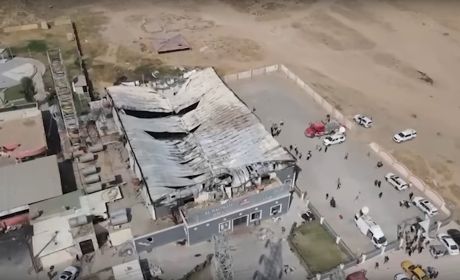 Zaczęło się od fajerwerków, od których zapaliły się dekoracje na suficie  fot. fragmenty kadrów / Daily Mail, Shocking new Iraq wedding drone footage showing moment venue set ablaze / YouTube  (https://www.youtube.com/watch?app=desktop&v=ZG9ThXwmzWU) (1, 2), Kurdistan 24, Opublikowane po raz pierwszy sceny pożaru w Al-Haytham Hall w Al-Hamdaniya / YouTube (https://www.youtube.com/watch?app=desktop&v=hMpx0w690W8) (3, 4, 5, 6)