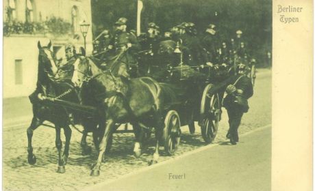 Pocztówka z początku XX w. z pojazdem berlińskiej straży ogniowej z dominującym kierunkowskazem 