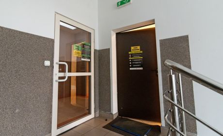 Oznakowanie stref czystej i przejściowej w JRG. Widoczna mata dezynfekcyjna przed wejściem do strefy przejściowej  fot. Kacper Pakuła