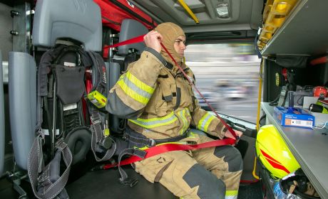 Zakładanie aparatu powietrznego w czasie jazdy może być bezpieczne - warunkiem jest zapięcie przez strażaka pasów bezpieczeństwa / fot. Michał Baranowski 
