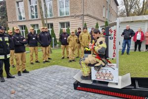 Szkolenie z poprawnego zapinania pasów prowadzone w Komendzie Głównej PSP / fot. Kajetan Ginter