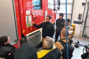 Proces szkolenia jednostek OSP – omawianie wersji stanowiskowej wykonanej w postaci tablicy magnetycznej z możliwością zamocowania np. na karoserii samochodu / fot. Filip Szarłata / KP PSP w Wolsztynie