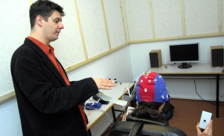 Badanie EEG we współczesnym laboratorium psychologicznym fot. Csaba Segesvári / Wikipedia (CC BY-SA 3.0 Deed) 