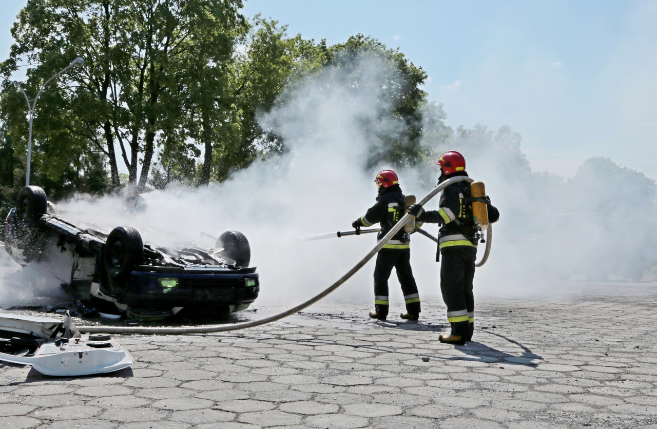 Ćwiczenia na poligonie, gaszenie płonącego samochodu. Fot. Tomasz Wolski / CS PSP w Częstochowie