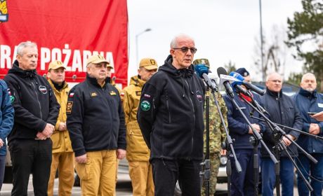Trwa konferencja prasowa. Wiceminister spraw wewnętrznych i administracji przemawia do zgromadzonych osób.