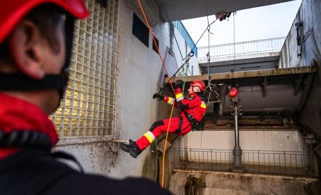 Ratownik, który został odpowiednio zabezpieczony za pomocą lin, schodzi pod zaporę wodną. Pod zaporą znajduje się osoba, która ukryła się przed Policją.