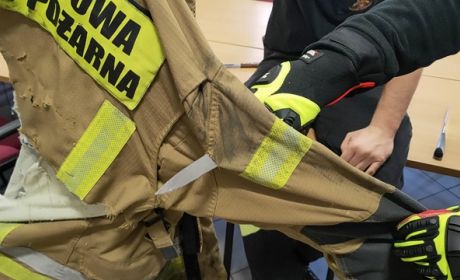 Zdjęcie przedstawiające próby odporności ubrania na zadawanie ran ostrymi przedmiotami.