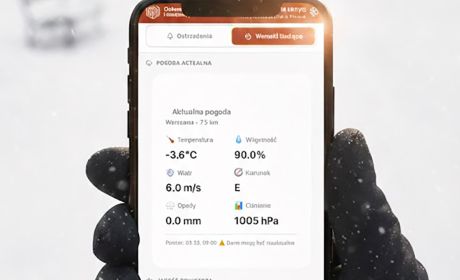 Osoba trzyma w ręcę smartphon z otwara aplikacją.
