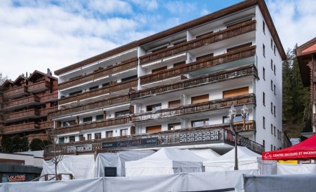 Obiekt „Le Constellation” sfotografowany dzień po pożarze fot. Christian David, Wikipedia (CC BY-SA 4.0) Budynek kilkupiętrowy z balkonami. Przed budynkiem rozstawione zostały białe namioty.