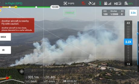 Zrzut ekranu, na którym uwidoczniono pożar. W oddali widać kłęby gęstego dymu.