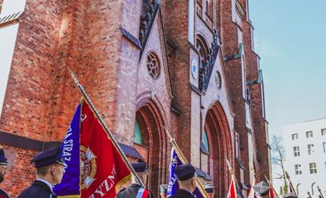Pielgrzymujący strażacy u celu – przed bazyliką katedralną św. Michała Archanioła i św. Floriana Męczennika fot. mł. asp. Krzysztof Pisz / Wydział Prasowy KG PSP Delagacja strażaków w mudurach galowych zmierza do kościoła. Kilku strażaków niesie sztandary.