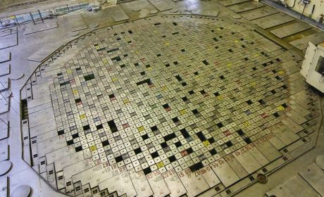 Płyta reaktora RBMK-1000 w III bloku elektrowni w Czarnobylu. Tak samo wyglądała płyta IV bloku, który wybuchł. Widzowie serialu pamiętają zapewne mrożącą krew w żyłach scenę, w której elementy płyty zaczynają drgać, co zwiastuje bliską eksplozję fot. Krystian Machnik