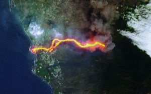 La_Palma_lava_flows_into_the_sea_(51564701938) Lawa spływająca do oceanu. Zdjęcie zrobione przez Copernicus Sentinel-2 / fot. European Space Agency, Wikipedia (CC BY-SA 2.0)