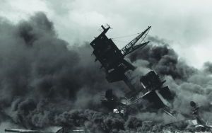 Płonąca USS Arizona - zdjęcie stanowiące symbol ataku z 7 grudnia 1941 r.  fot. Wikipedia / domena publiczna