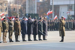 Dowódca warty melduje wartę PSP gotową do uroczystości (Święto Niepodległości 2021) fot. Tomasz Banaczkowski / KG PSP