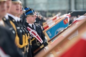 Poczty sztandarowe podczas hymnu państwowego./ fot. Tomasz Fijołek
