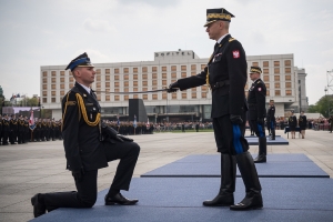 Jako pierwszy - z rąk komendanta głównego gen. bryg. Andrzeja Bartkowiaka - promocję otrzymał tegoroczny prymus SGSP mł. kpt. Błażej Chyliński/ fot. Tomasz Fijołek