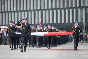 Defilada: pododdział z flagą RP/ fot. Tomasz Fijołek