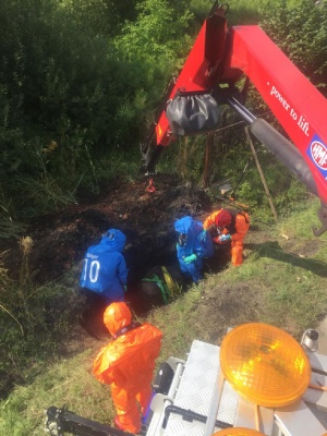 Działania SGRchem „Kraków 6” przy wydobywaniu z rowu pojemnika z czasów II wojny światowej z kwasem chlorosulfonowym/fot. archiwum autora