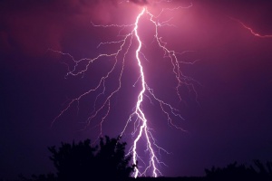 Strumień ładunków wybiera drogę z najmniejszym oporem, w efekcie tego powstają zygzaki i odnogi / fot. Pixabay