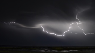Piorun biegnący między chmurami (wyładowanie międzychmurowe) / fot. Pixabay