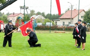 Pożegnanie starego i nadanie nowego sztandaru OSP w Długiej Kościelnej