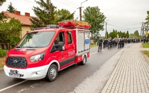 Defilada z kościoła na miejsce uroczystości