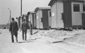 Barakowozy z gaśnicami pianowymi na budowie w Warszawie, 1971 fot. domena publiczna / NAC