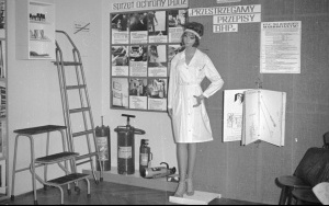 Kącik pożarniczy w sali szkoleniowej Warszawskiej Spółdzielni Spożywców „Społem”, 1966. Widoczne gaśnice: pianowa, wodna i śniegowa fot. domena publiczna / NAC