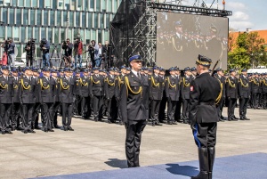Prymus Szkoły Głównej Służby Pożarniczej mł. kpt. Tomasz Cichocki zgodnie z tradycją był promowany jako pierwszy 