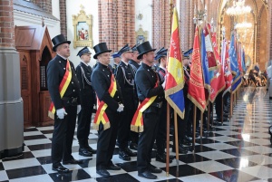Św. Florian to także patron kominiarzy. Poczet sztandarowy Krajowej Izby Kominiarzy podczas mszy świętej w bazylice