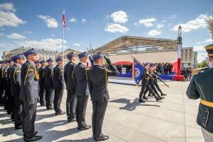 Powrót pocztu sztandarowego SGSP do szyku po promocji 