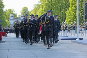 Defilada pododdziałów po zakończeniu uroczystości. W tle niezrównana Orkiestra Ochotniczej Straży Pożarnej z Nadarzyna 