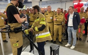 Zaraz po otwarciu wystawy komendant główny PSP wraz z gośćmi zwiedził ekspozycję