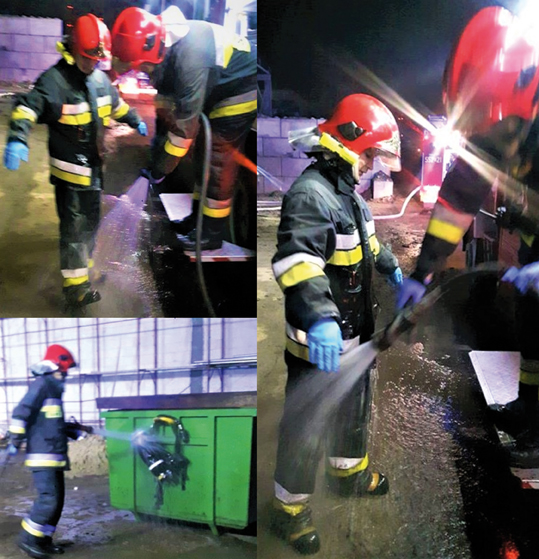 Prowadzenie dekontaminacji wstępnej przez strażaków JRG 1 Stalowa Wola po pożarze sortowni surowców wtórnych