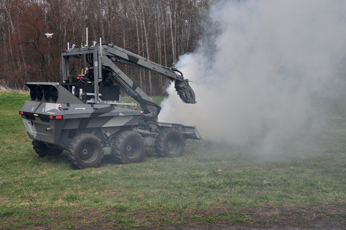 robot lądowy Florian i dron działają w gęstym zadymieniu fot. Paweł Wolny