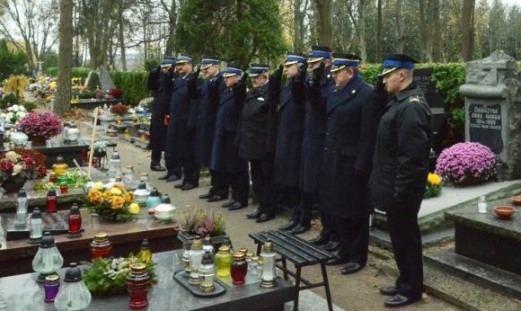 Delegacje strażaków Państwowej Straży Pożarnej i druhów Związku Ochotniczych Straży Pożarnych