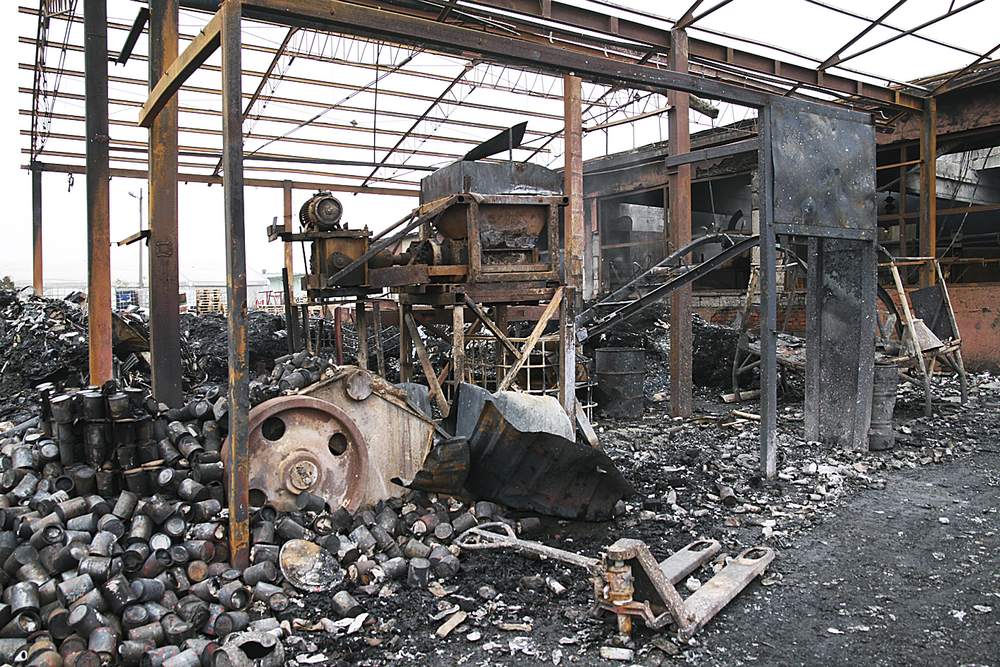 Fot. 10 Widok po pożarze w zakładzie recyklingu materiałów niebezpiecznych