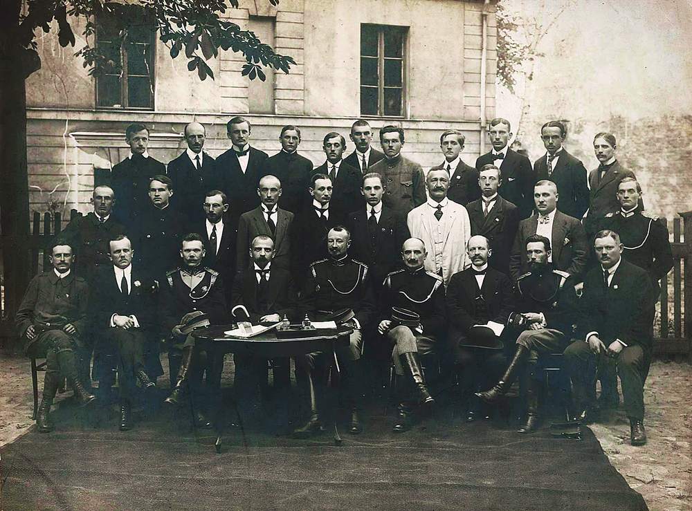Kurs pożarniczy w Warszawie, 1917 r. Czwarty od lewej siedzi B. Chomicz, piąty J. Tuliszkowski (fot. zbiory CMP)