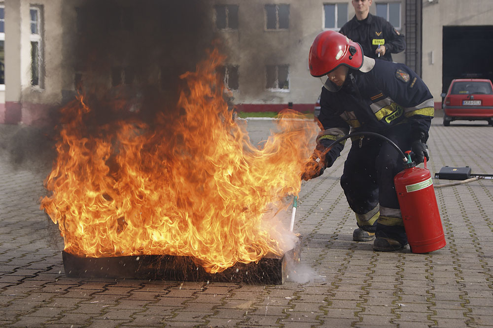 Początek gaszenia pożaru testowego FAME pianą AFFF