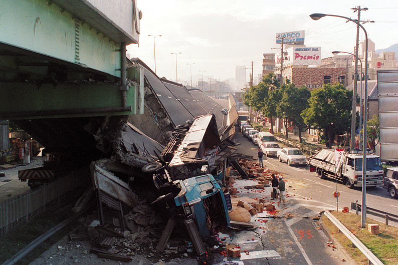 Zniszczeniu uległ odcinek Hanshin Expressway, autostrady łączącej drogi okrążające Kobe, Osakę i Kioto, Wikimedia Commons