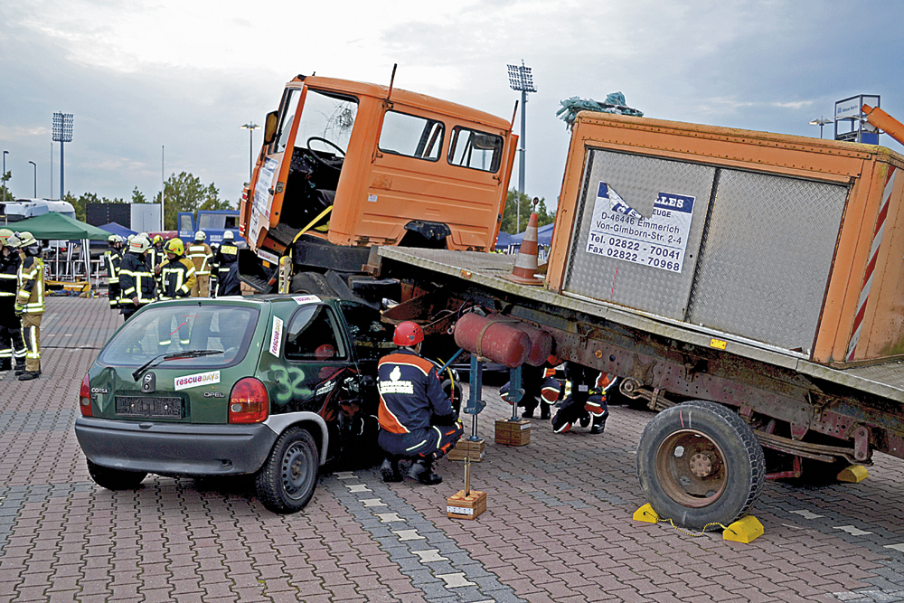 Fot 18. Podnoszenie ciężarówki za pomocą podnośników hydraulicznych (po wykonaniu podbudowy i założeniu trzech pasów z naciągiem)