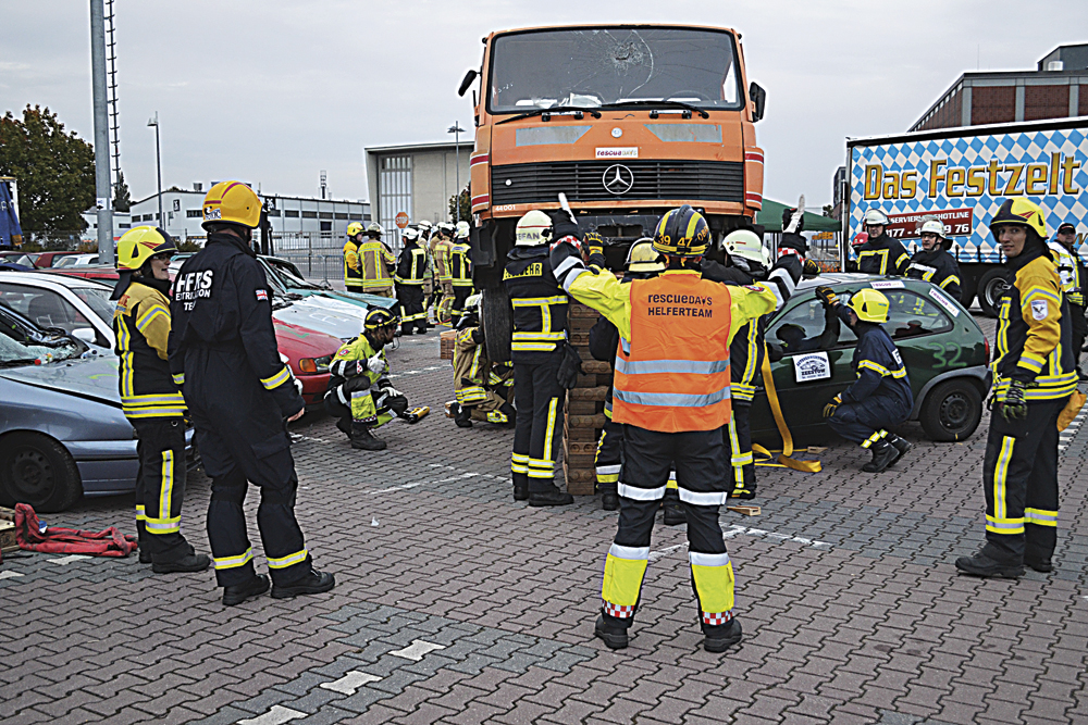 Fot 19. Ratownik nadzorujący równomierne wypieranie (oficer bezpieczeństwa)