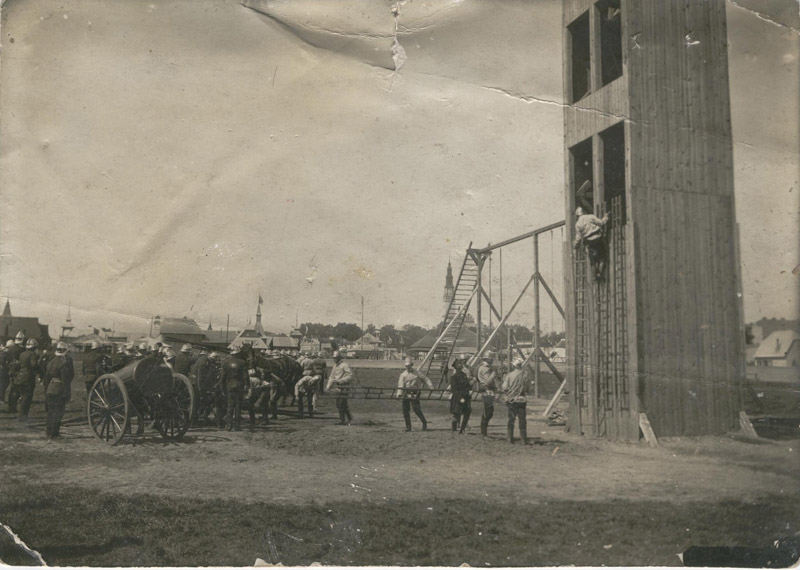 Ćwiczenia Straży Ogniowej w czasie wystawy przemysłowo- rolniczej w Częstochowie w 1909 r.; zbiory CMP