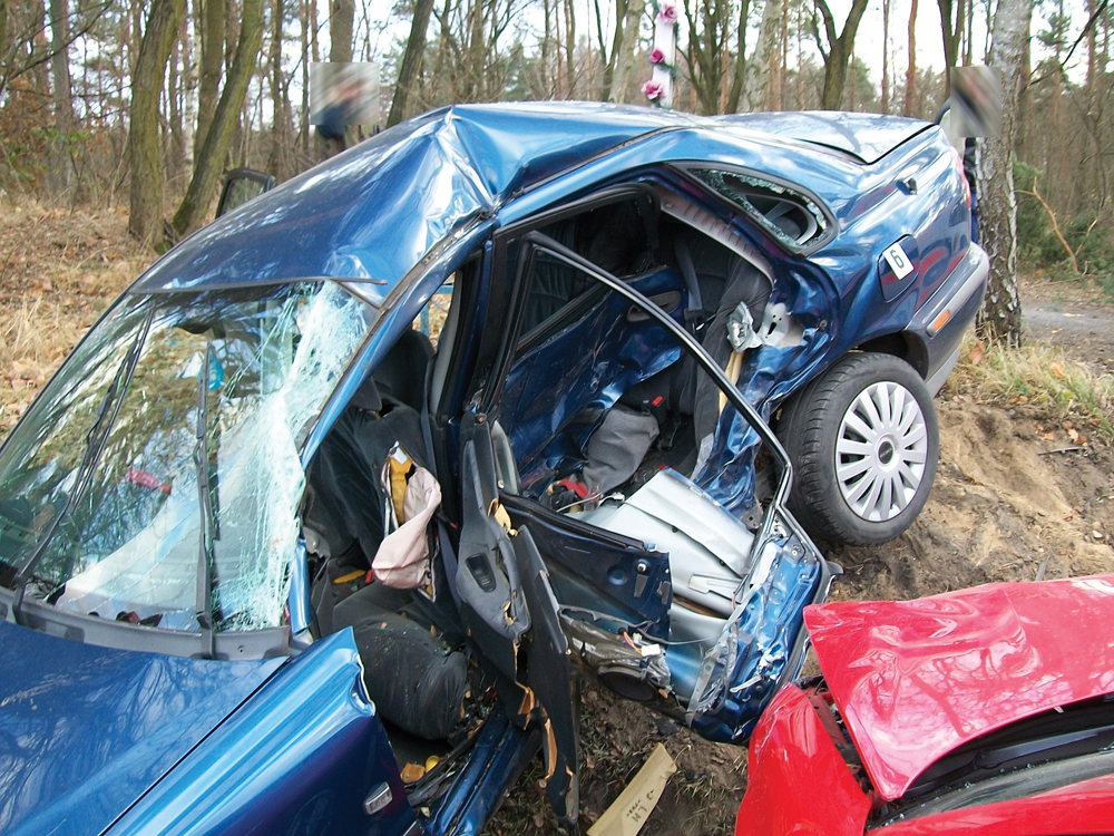 Fot. 2. Wgniecenie z lewej strony pojazdu w wyniku zderzenia bocznego.
