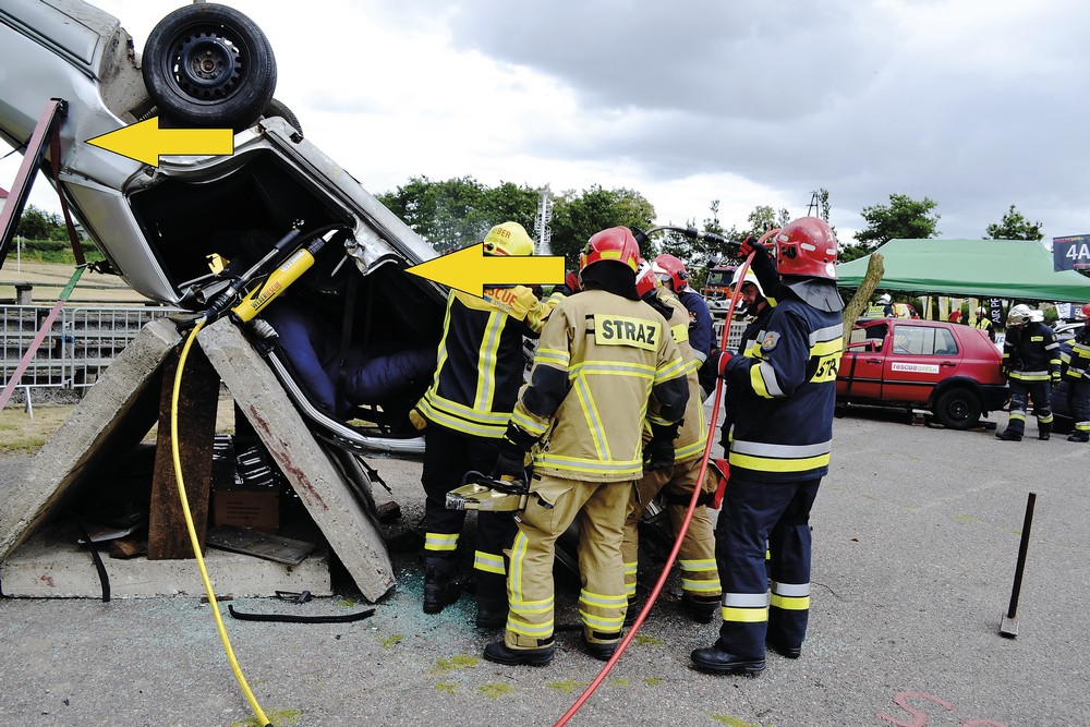 Fot. 5. Stabilizacja mechanicznymi podporami oraz uzyskanie przestrzeni wokół osoby poszkodowanej