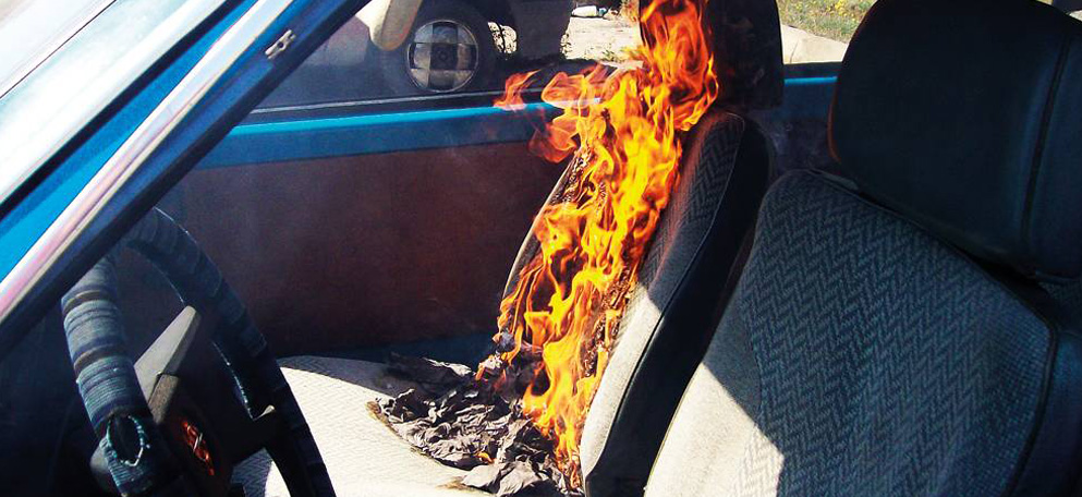 Charakterystyczne ślady podpaleń samochodów osobowych