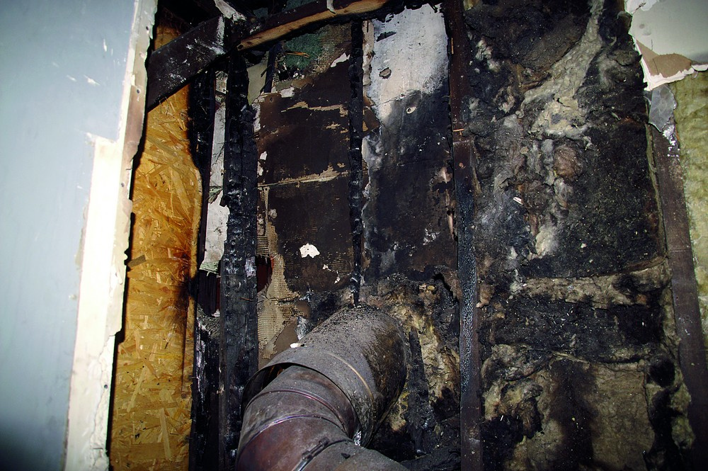 Nieprawidłowe podłączenie przewodu spalinowego do zewnętrznego komina 