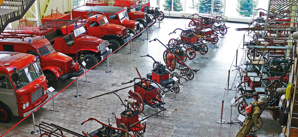 Kolekcja ciężarówek pożarniczych i sikawek konnych w hali nr 1, widok obecny, fot. D. Falecki