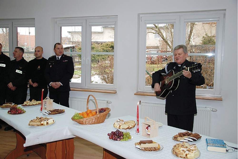 Fot. 2 Kolędy zaintonował ks. Grzegorz Niwczyk, fot. archiwum KM PSP w Jeleniej Górze